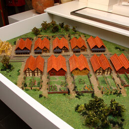 Modellbau einer Siedlung aus vergangener Zeit