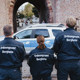 Mitarbeiterin und Mitarbeiter des ordnungsbehördlichen Außendienstes vor dem Aachener Tor