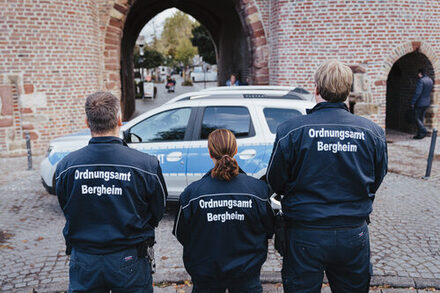 Mitarbeiterin und Mitarbeiter des ordnungsbehördlichen Außendienstes vor dem Aachener Tor