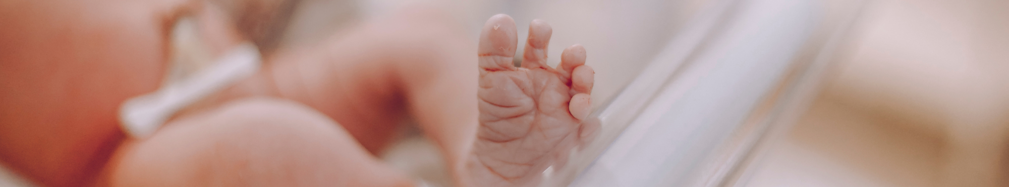 Neugeborenes streckt seinen Fuß aus