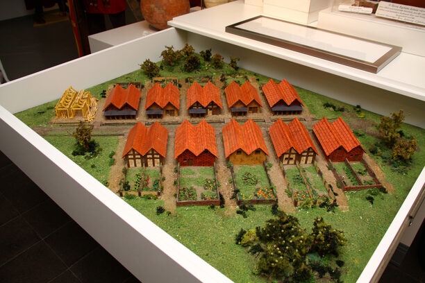 Modellbau einer Siedlung aus vergangener Zeit