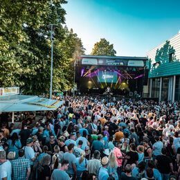Festival in Bergheim, viele Menschen vor einer bunt beleuchteten Bühne