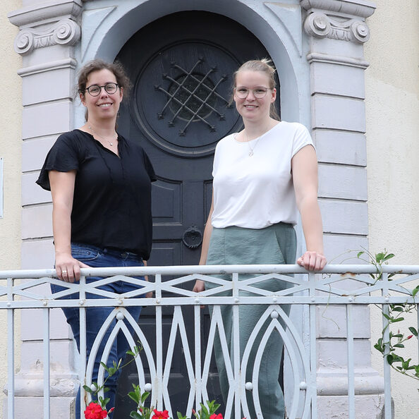 Die Archivmitarbeiterinnen Bettina Rütten und Lena Delbach vor dem historischen Rathaus