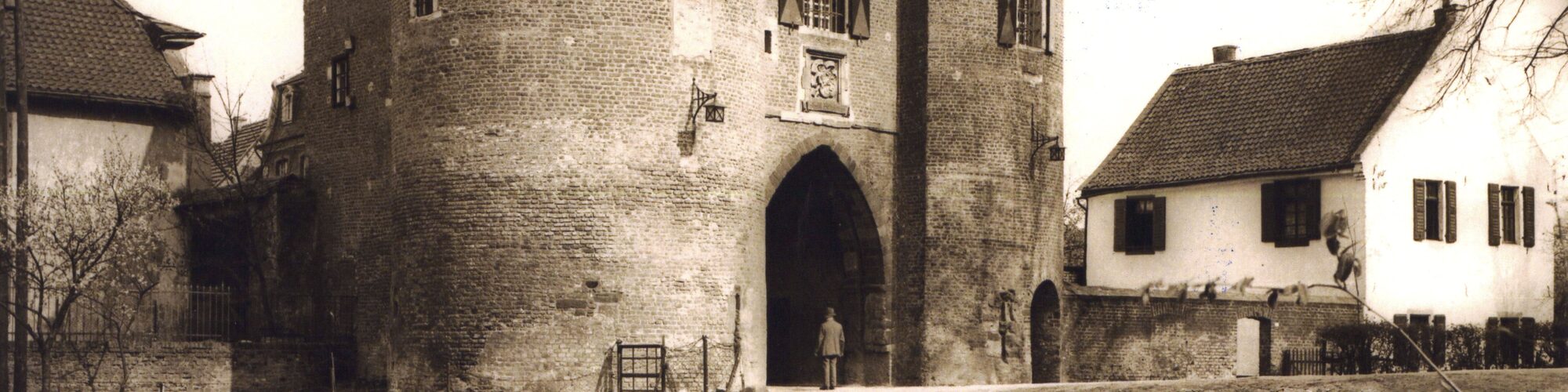 Historisches Bild vom Aachener Tor in Bergheim, sepia