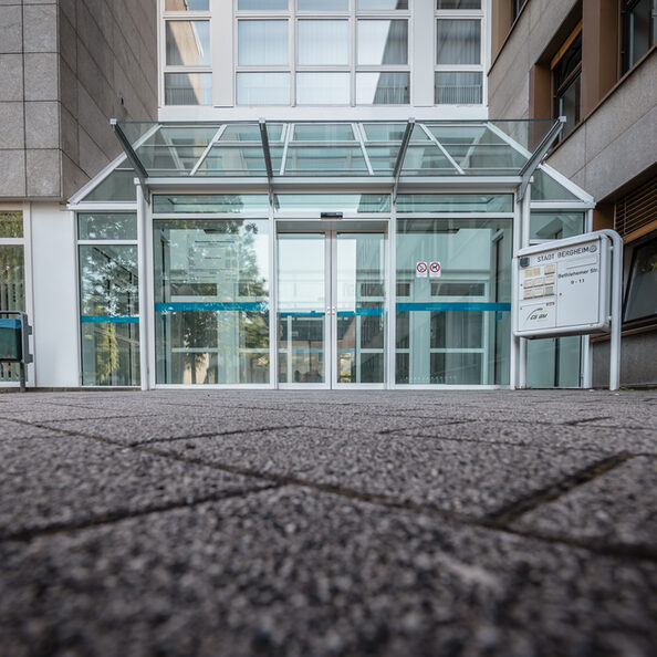 Blick auf den verglasten Rathaus-Eingang aus der Froschperspektive