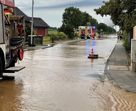 Überflutungssituation in Fliesteden, braunes Wasser läuft über die Straße, verschiedene Baufahrzeuge