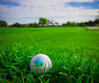 Ein Golfball auf grünem Gras
