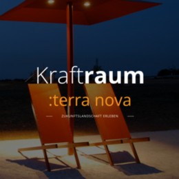 2 orange Liegestühle unter einem Schirm, blaue Stunde + Beleuchtung. Text Kraftraum terra nova Zukunftslandschaft erleben